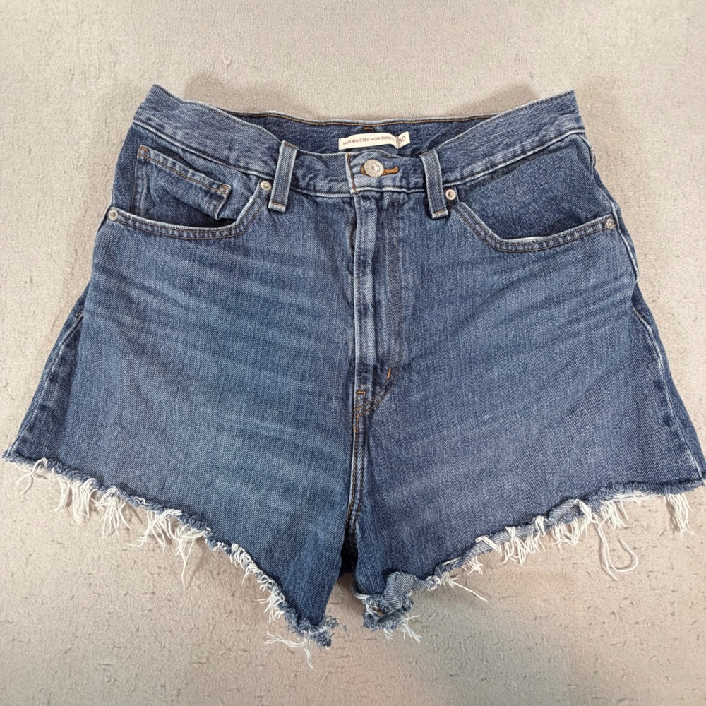 Levi's High Waisted Mom Shorts Women's‎ 30 Medium Wash Raw Hem Denim